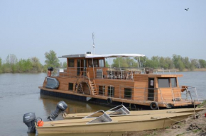 Zarya Yacht